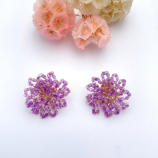 Edle Ohrringe in Form einer kleinen lila Blüte