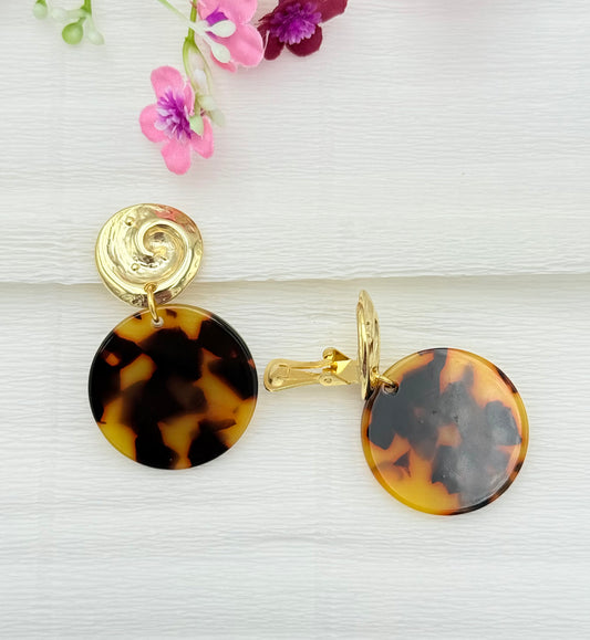 Goldene Clips mit Anhänger in Hornoptik