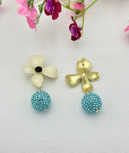 Cremefarbene Blumenohrringe mit hellblauer Glitzerkugel