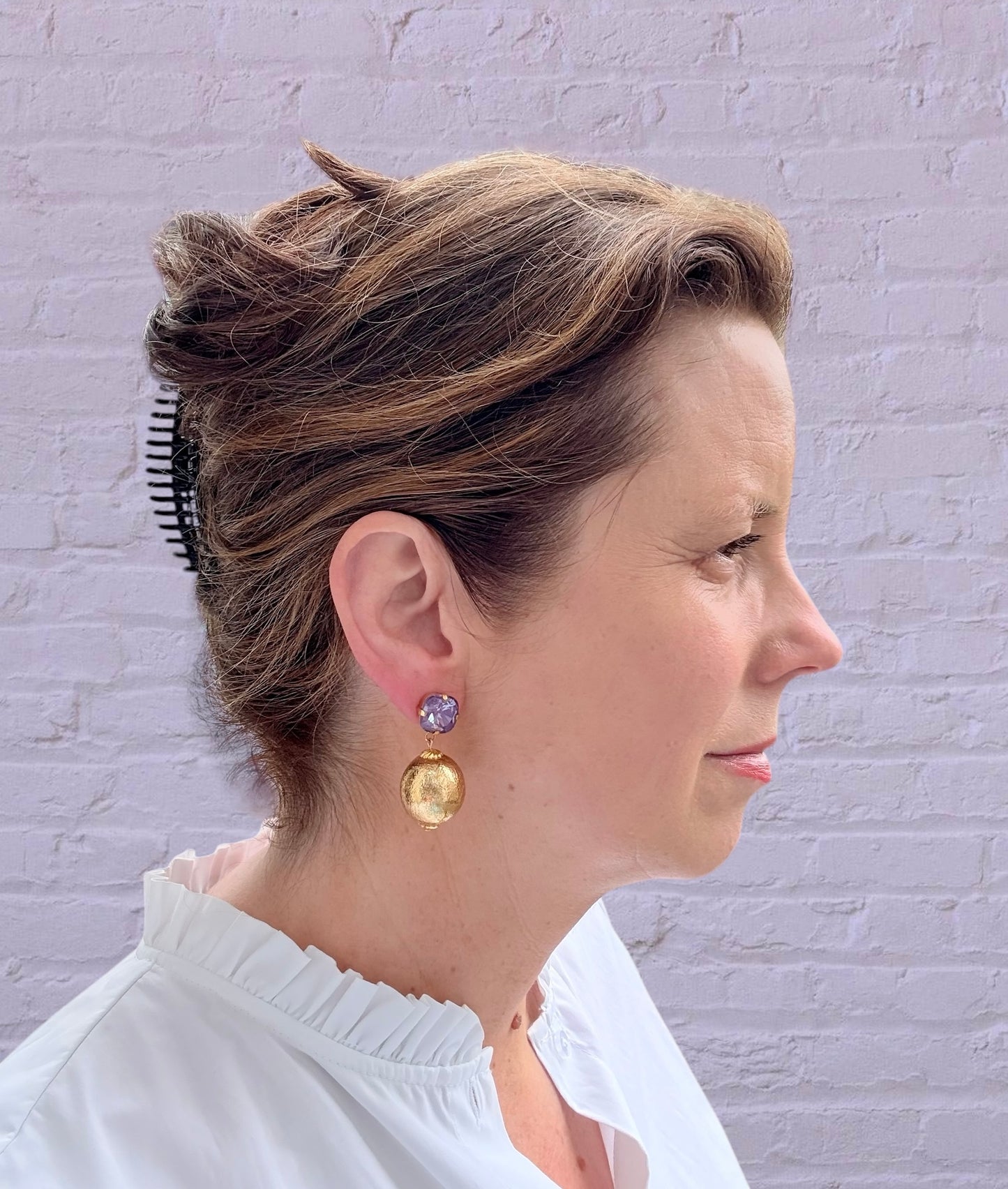Goldene Ohrringe mit lila Glitzerstecker
