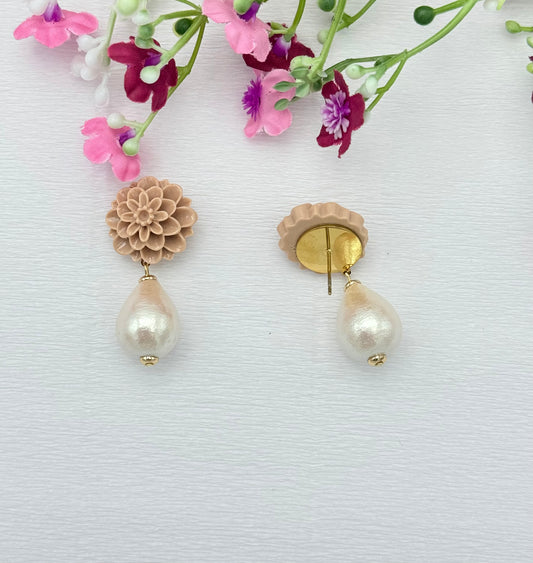 Elegante Blumenohrringe in Beige mit leichten Baumwolltropfen