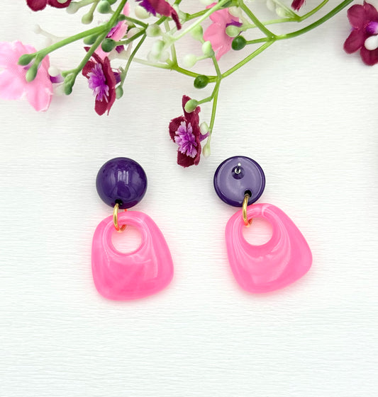 Kleiner Farbtupfer fürs Ohr: Lila Ohrringe mit pinkem Anhänger