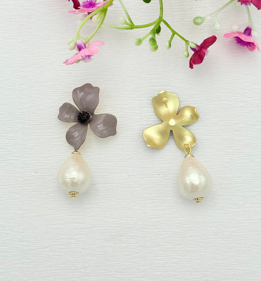 Edle Blumenohrringe in taupe mit Baumwollperle in Tropfenform