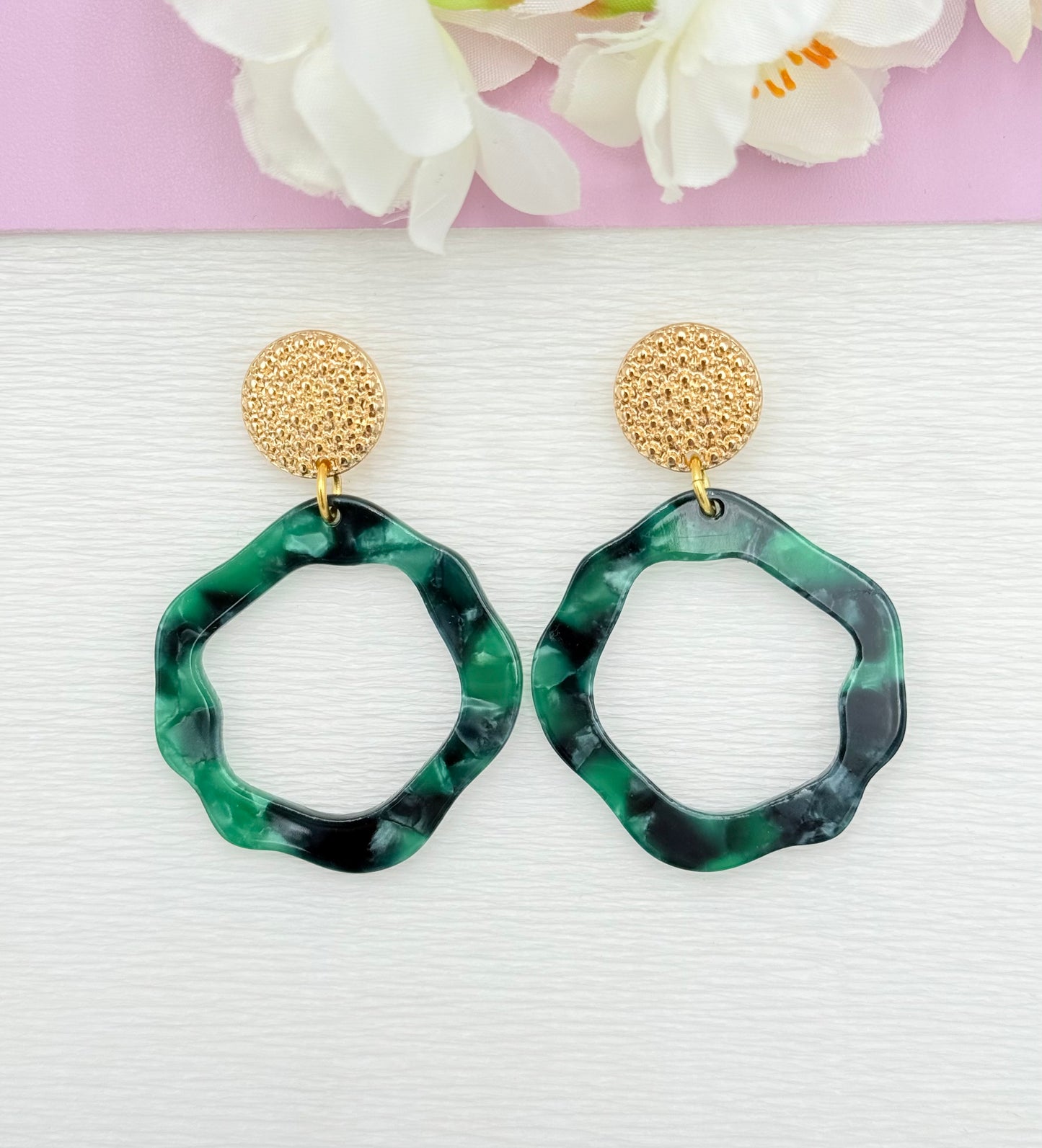 grüne Ohrringe, Ohrringe grün, Ohrringe mit Anhänger, Modeschmuck Ohrringe, hochwertiger Modeschmuck, Onlineshop Ohrringe, Statementohrringe, klassische Ohrringe, Julilein Ohrringe, leichte Ohrring