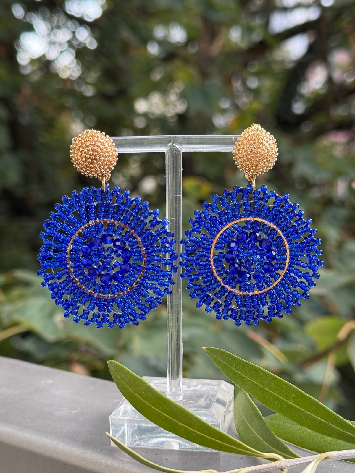 Blaue Ornament-Ohrringe mit goldfarbenem Stecker