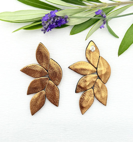 Edel schimmernde Ohrringe aus feinem Leder - echte Hingucker am Ohr