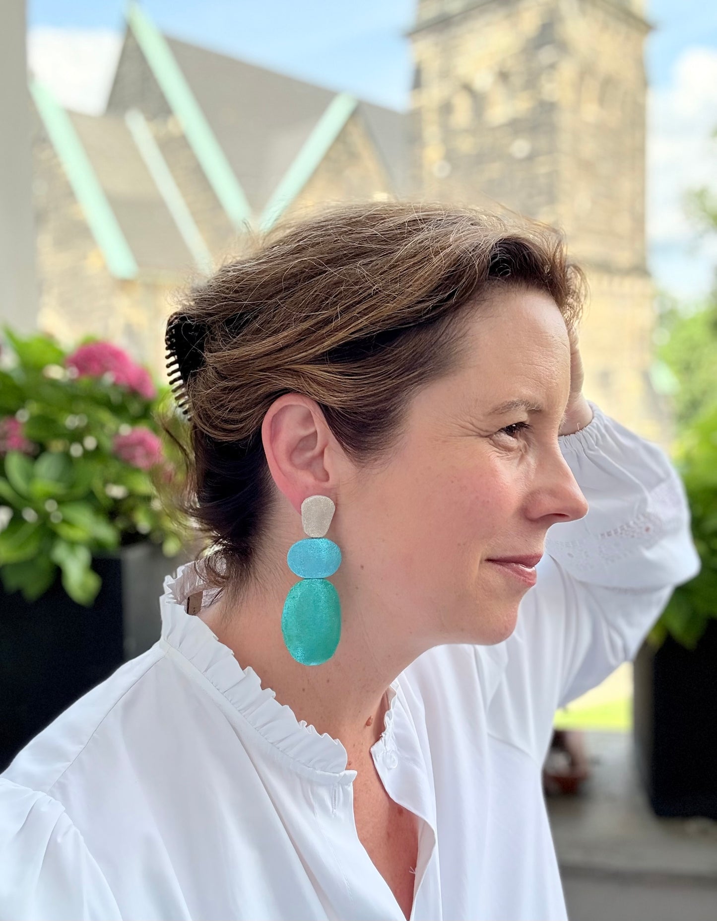 Schillernde Statementohrringe aus feinstem Leder in grün und türkis