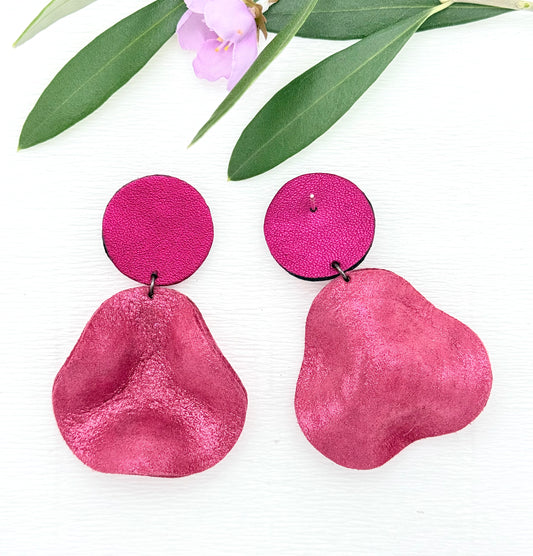 Edle Ohrringe aus feinstem Leder mit einem großen gewellten Anhänger in schimmerndem Weinrot