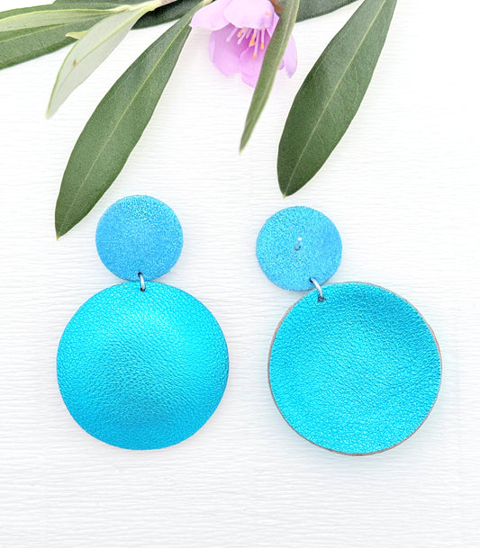 Edle Ohrringe aus feinem Leder mit einem runden Anhänger in Karibiktürkis