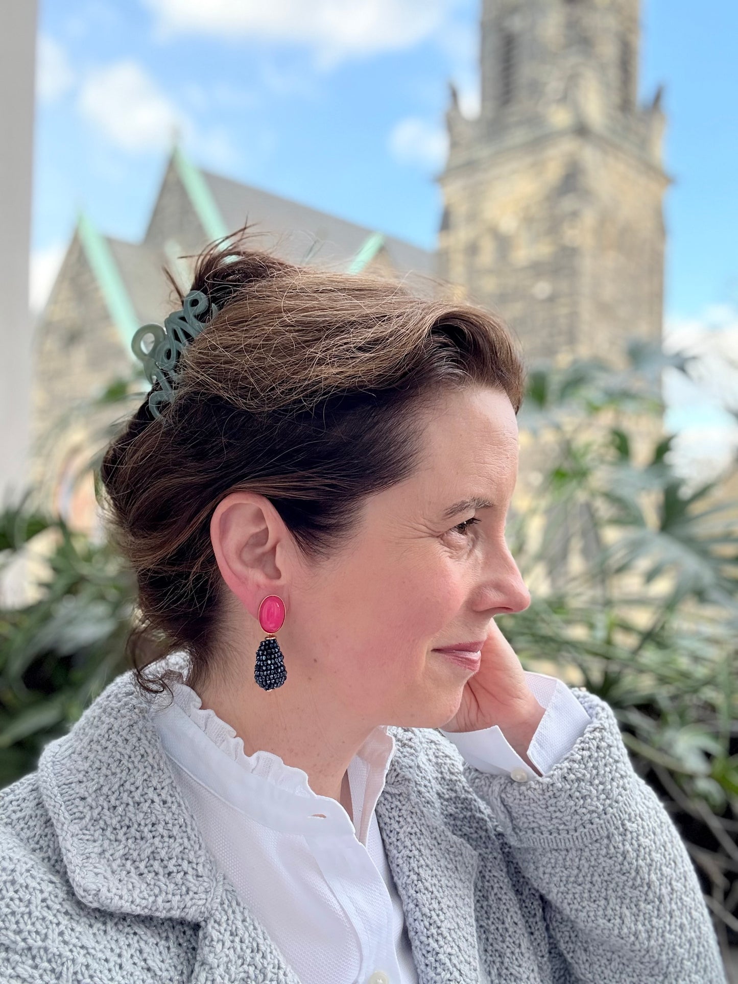 Vergoldete pinke Ohrringe mit blauem Glitzer-Tropfen