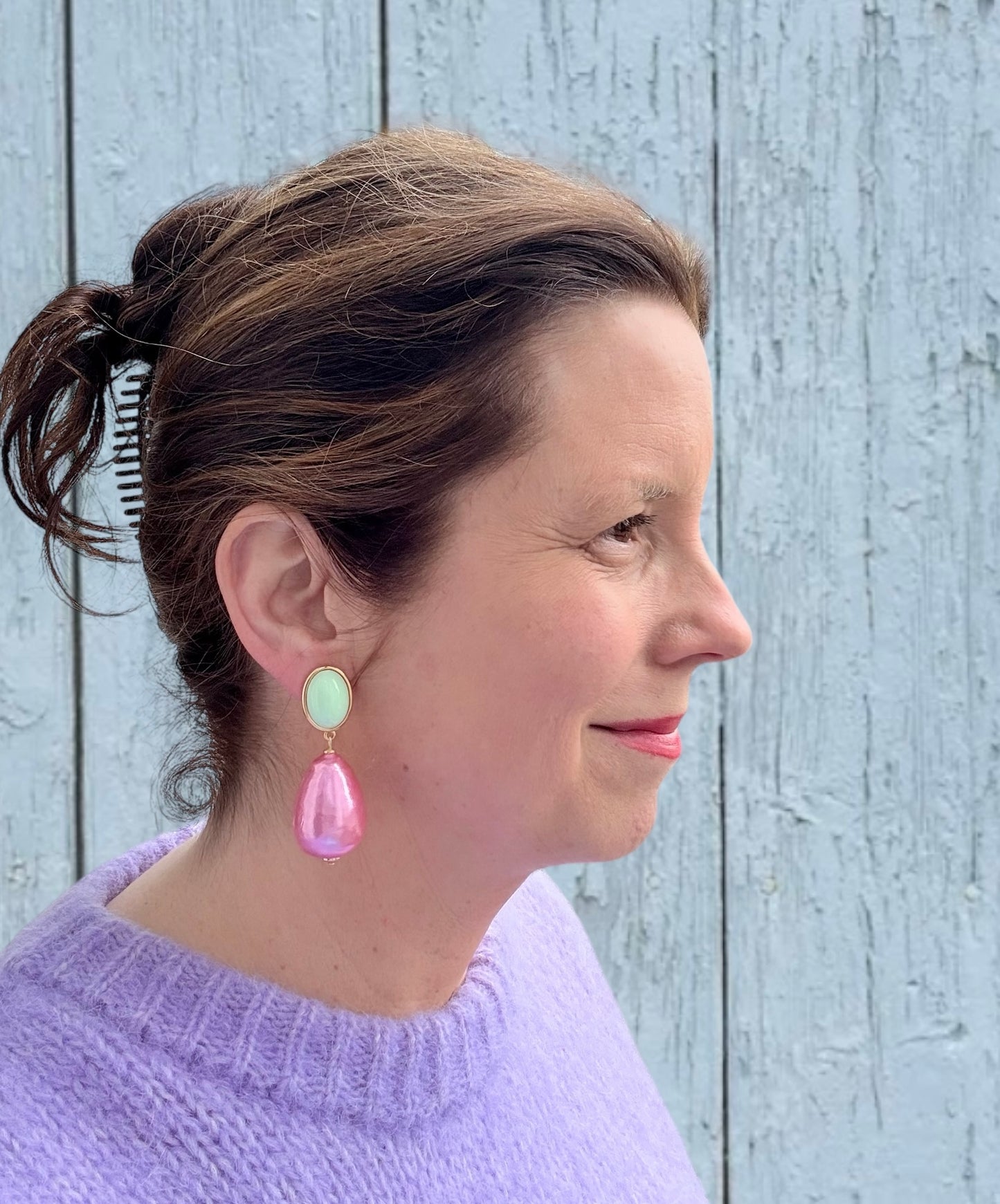 Mintfarbener Stecker mit ganz leichtem Tropfen in pink