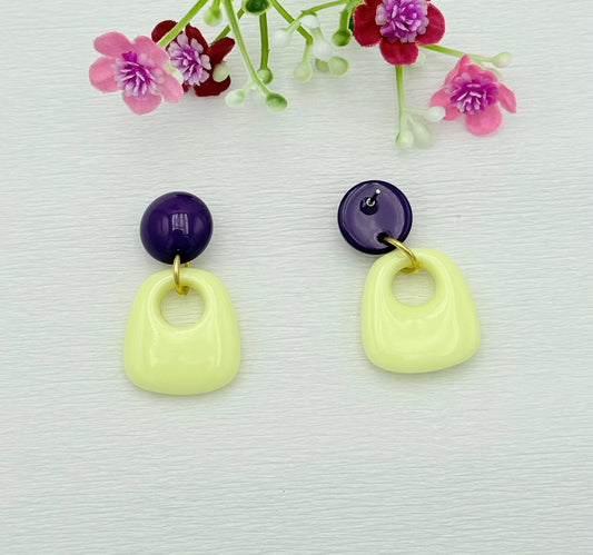 Lila Ohrringe mit Anhänger in der Trendfarbe Buttergelb