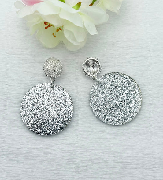 Party-Hingucker: Silberner Glitzerohrring