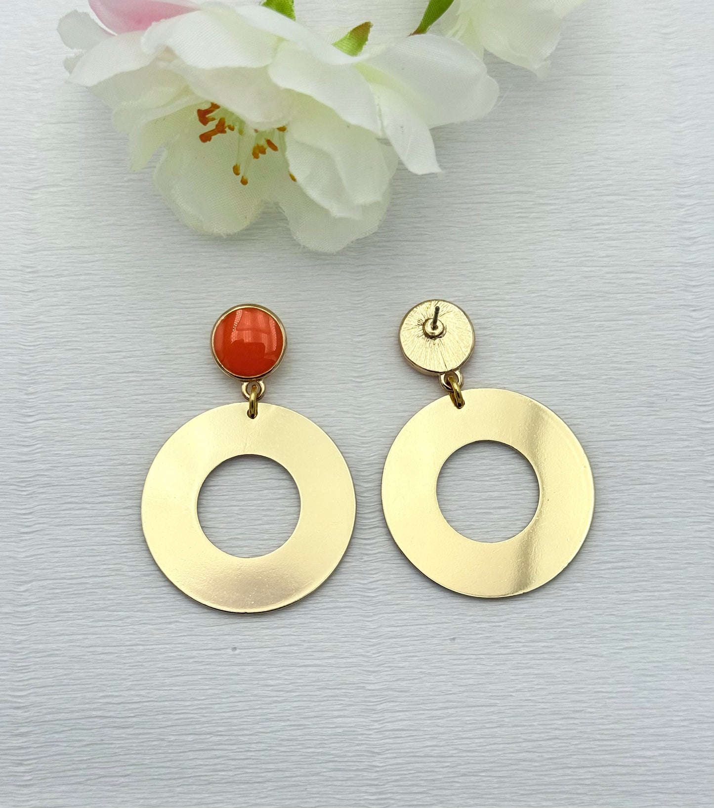 Goldene Ohrringe mit Stecker in orange