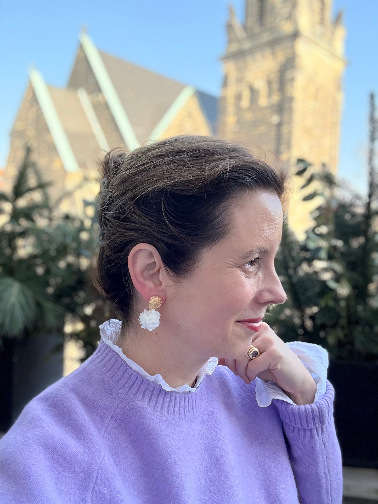 Dolly Ohrringe – Weiße Pompon-Ohrringe mit goldfarbenem Stecker