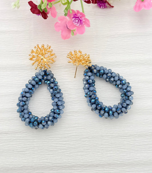 Blaue Tropfenohrringe mit Korallenstecker