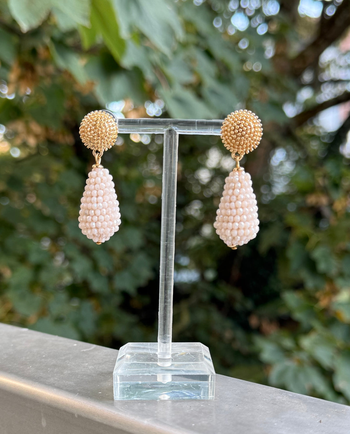 Tropfen-Ohrringe in glitzerndem Cremeton