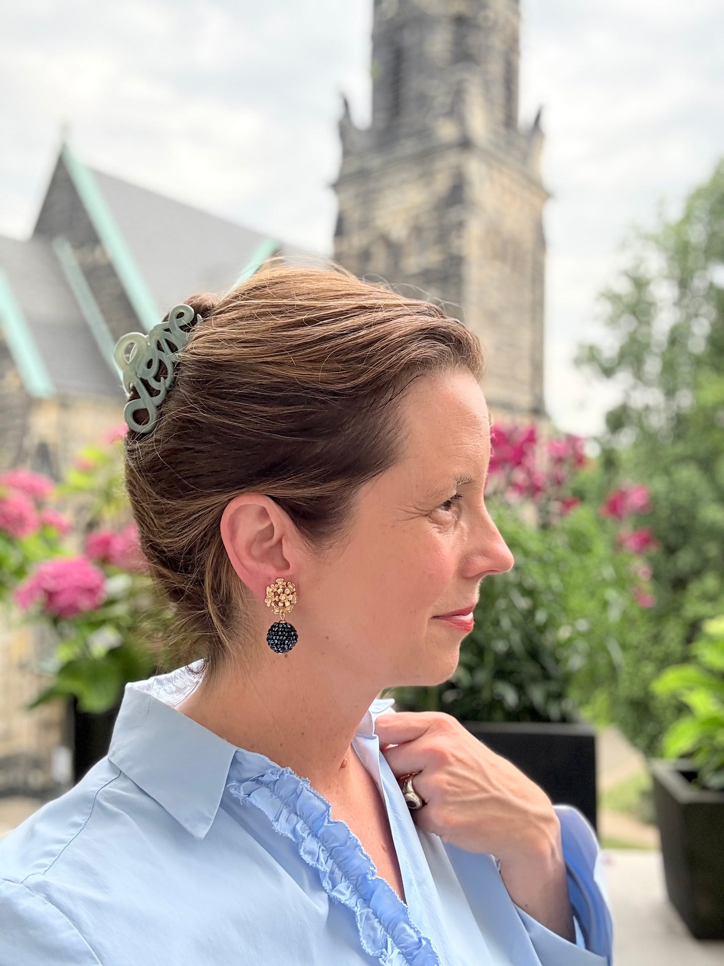 Blumen-Clips in Gold mit einer schwarzen Glitzerkugel