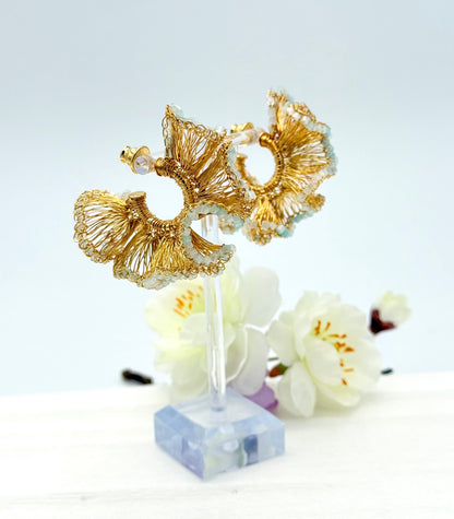Kunstvolle Statement-Creolen in gold und hellblau