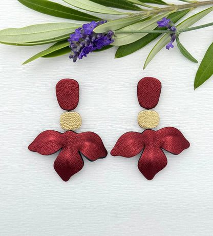 Schöne Ohrringe in Form einer Blüte aus edlem Leder in Gold- Bordeauxrot