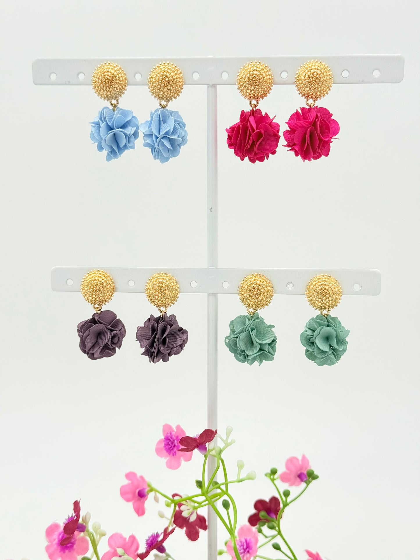 Dolly Ohrringe – Auberginefarbene Pompon-Ohrringe mit goldfarbenem Stecker