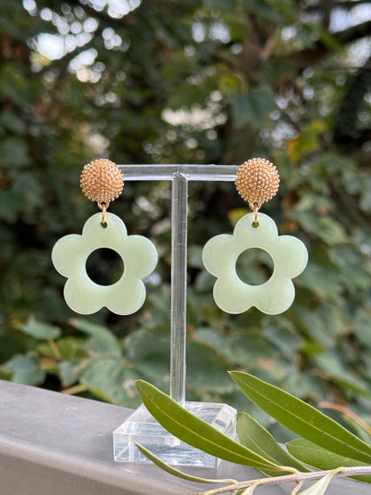 Goldene Ohrringe mit schlichtem Blumenanhänger in jadegrün