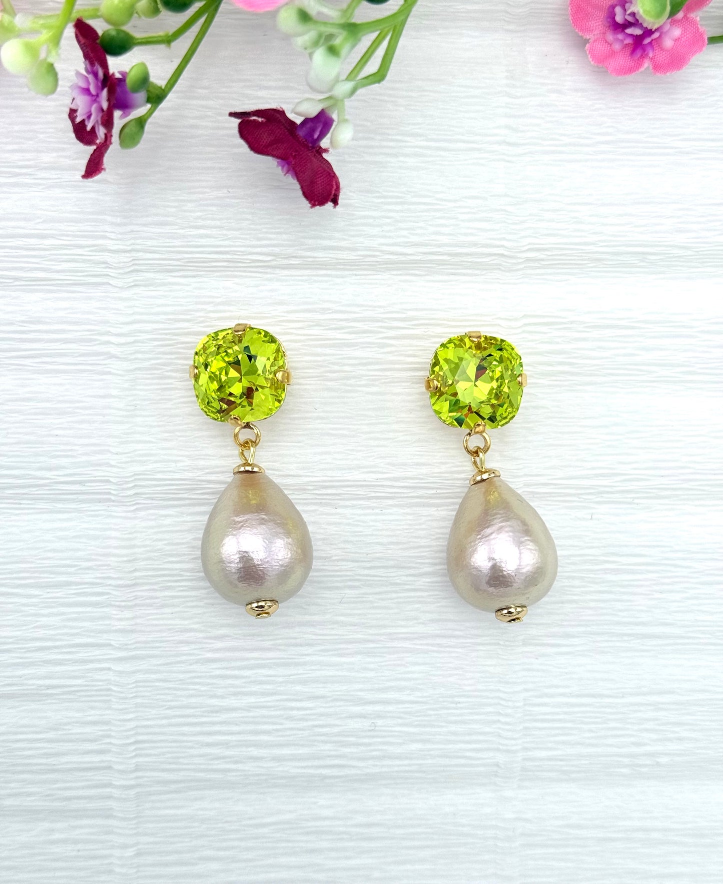 Neon Edition: limettenfarbene Ohrringe mit leichter Baumwollperle