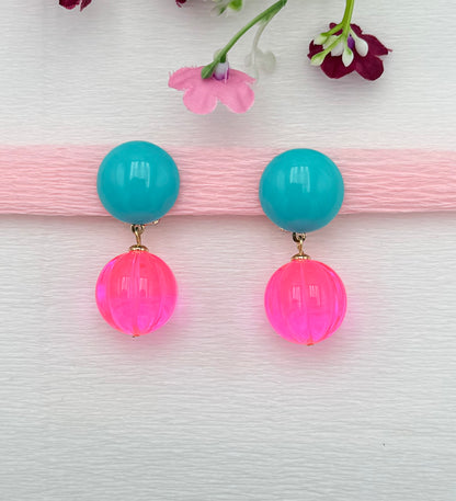 Türkisfarbene Clips mit Kugelanhänger in transparentem neonpink