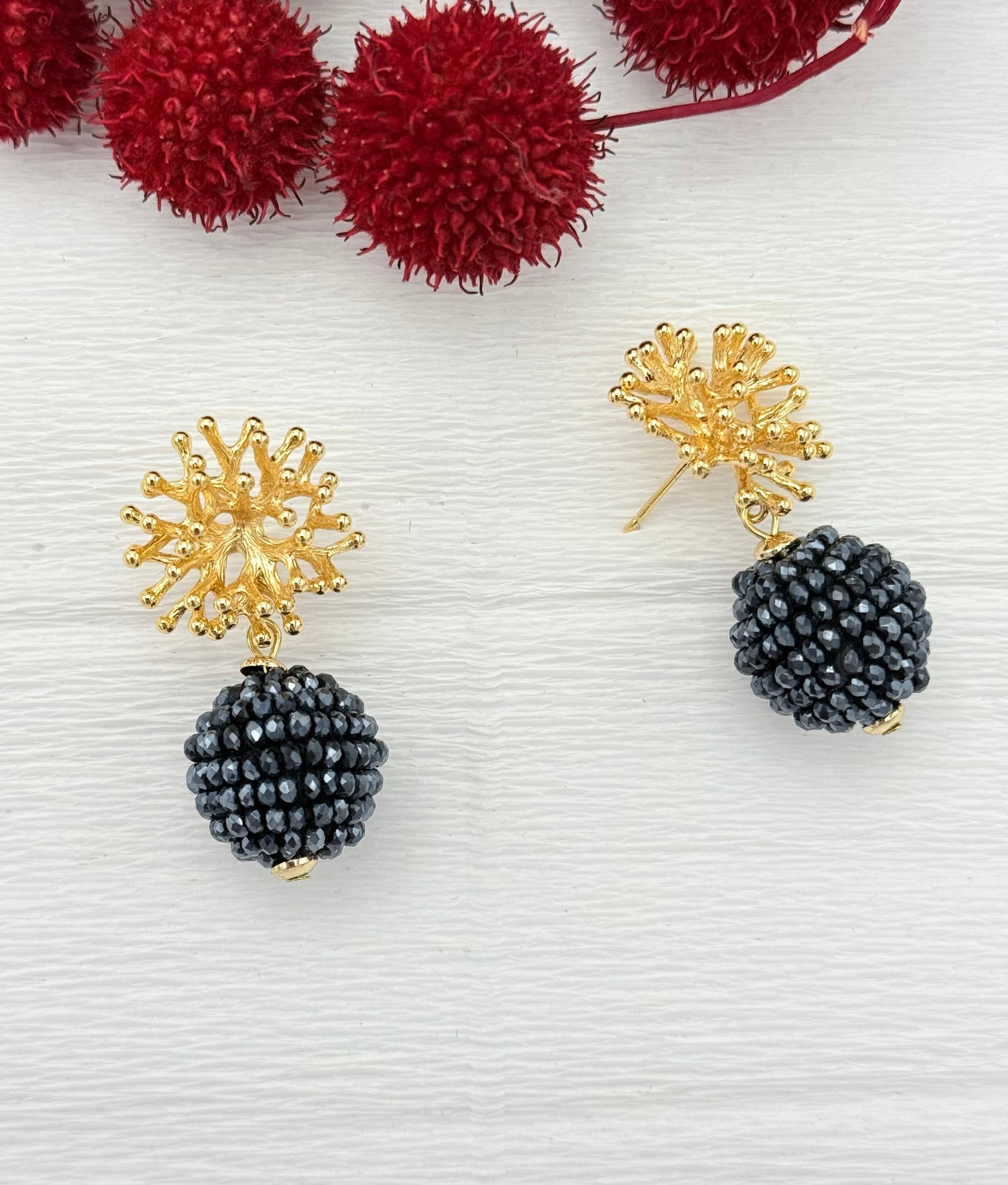 Schwarze Glitzer-Ohrringe mit Korallenstecker