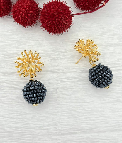 Schwarze Glitzer-Ohrringe mit Korallenstecker