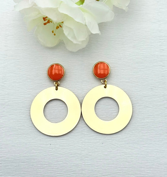 Goldene Ohrringe mit Stecker in orange