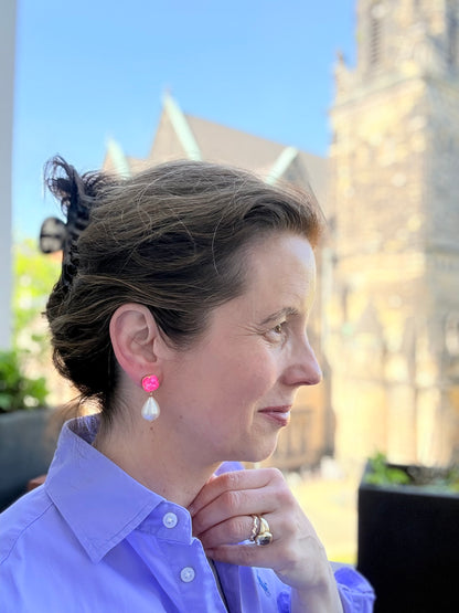 Neon Edition: schillernd pinke Ohrringe mit leichter Baumwollperle