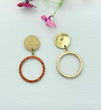 Goldene Glitzerohrringe mit orangem Anhänger