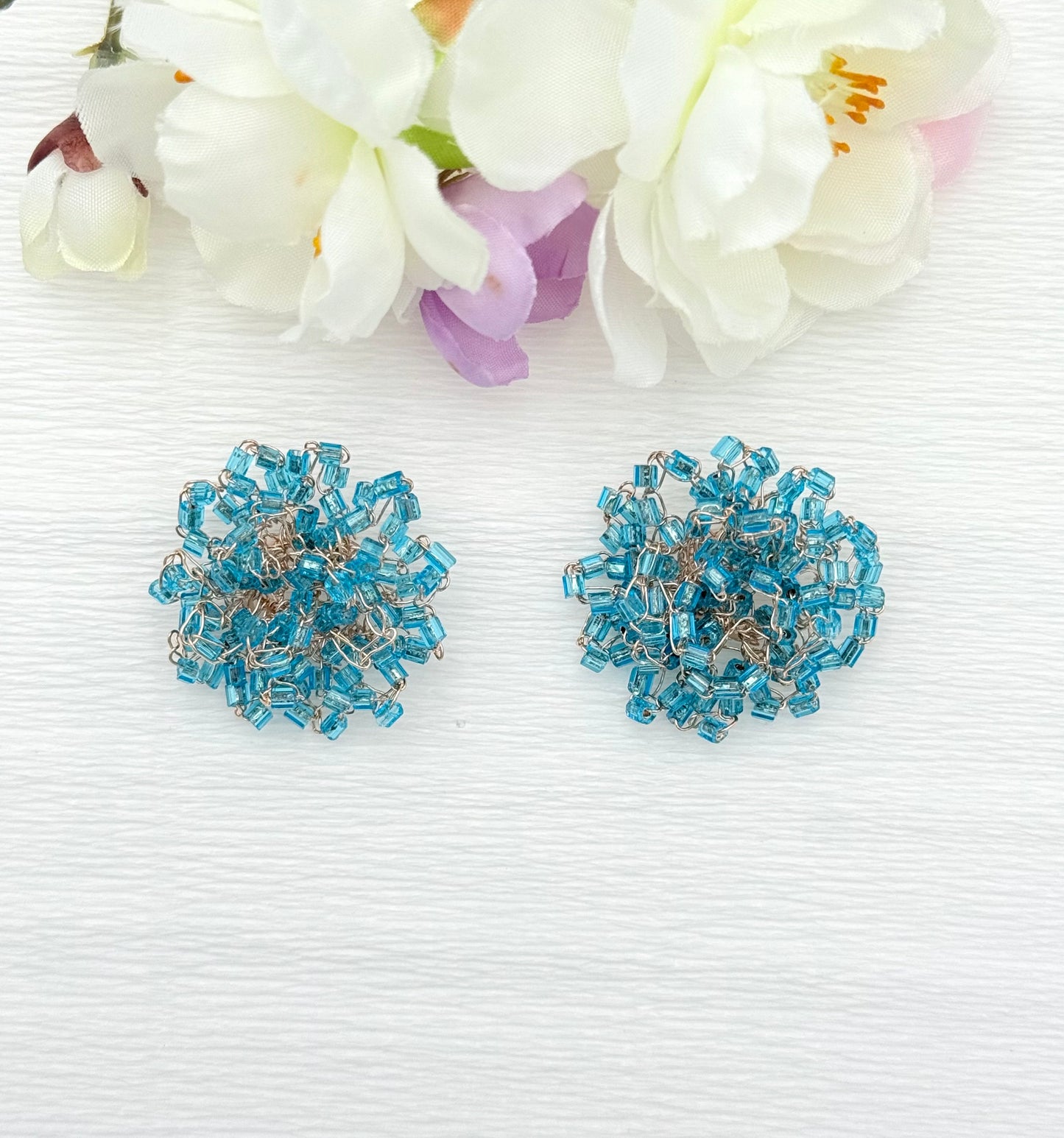 Edle Ohrringe in Form einer kleinen himmelblauen Blüte - SALE (statt 109,95 €)