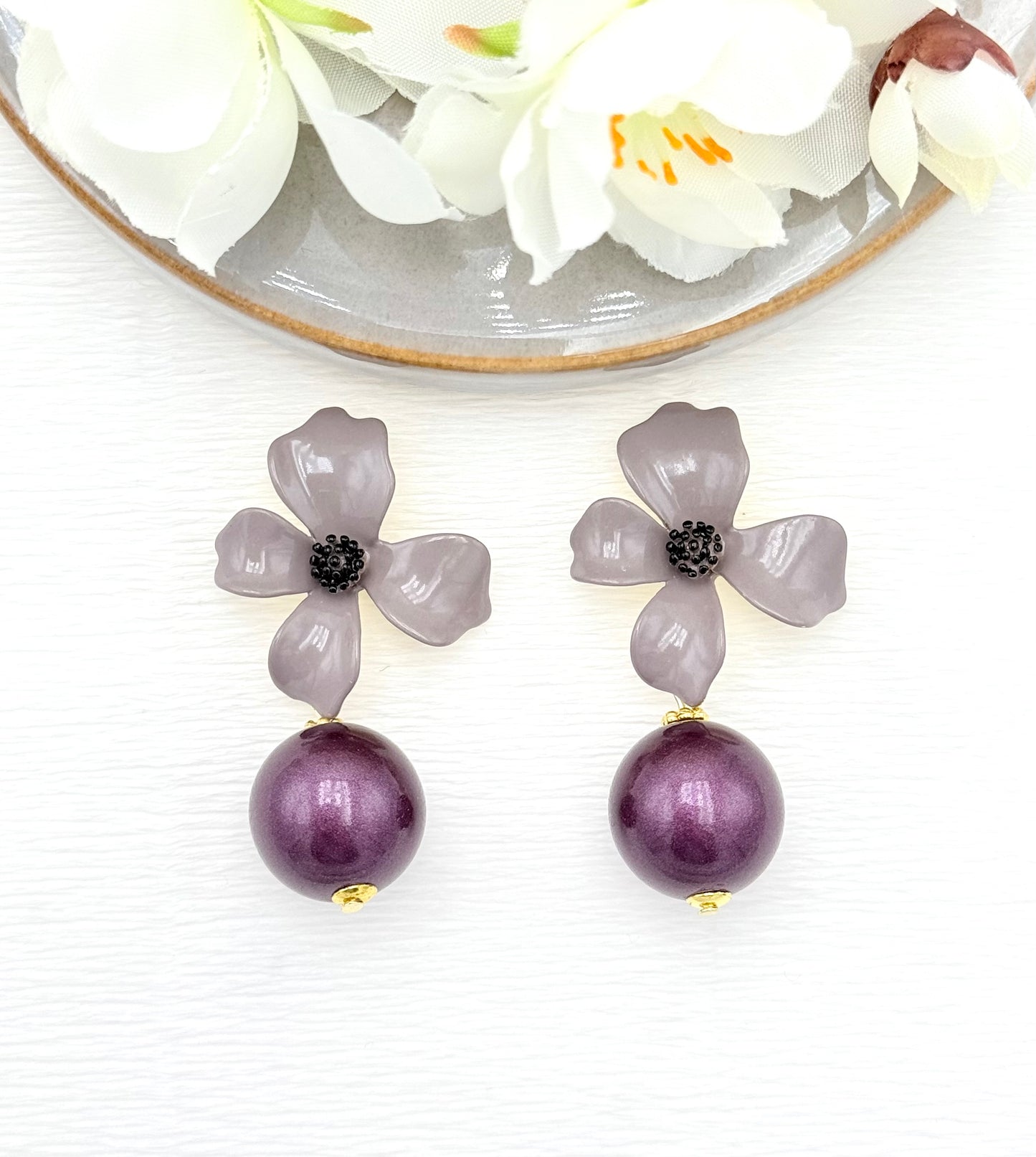 Taupe Ohrringe, Ohrringe taupe, Ohrringe mit Anhänger, Modeschmuck Ohrringe, hochwertiger Modeschmuck, Onlineshop Ohrringe, Statementohrringe, klassische Ohrringe, Julilein Ohrringe, Ohrringe mit Blumen, auffällige Ohrringe, Blumenohrringe, 