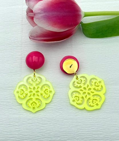 Pinke Ohrringe mit Ornament in neongelb