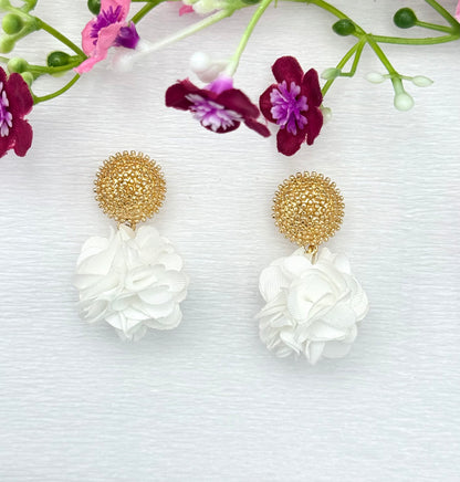 Dolly Ohrringe – Weiße Pompon-Ohrringe mit goldfarbenem Stecker