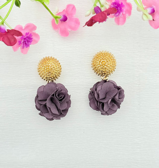 Dolly Ohrringe – Auberginefarbene Pompon-Ohrringe mit goldfarbenem Stecker