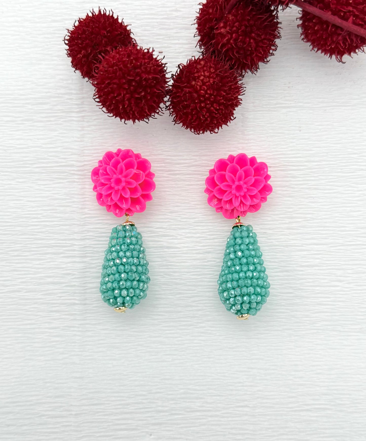 Türkise Tropfenohrringe mit pinkem Blumenstecker