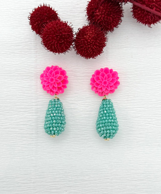 Türkise Tropfenohrringe mit pinkem Blumenstecker