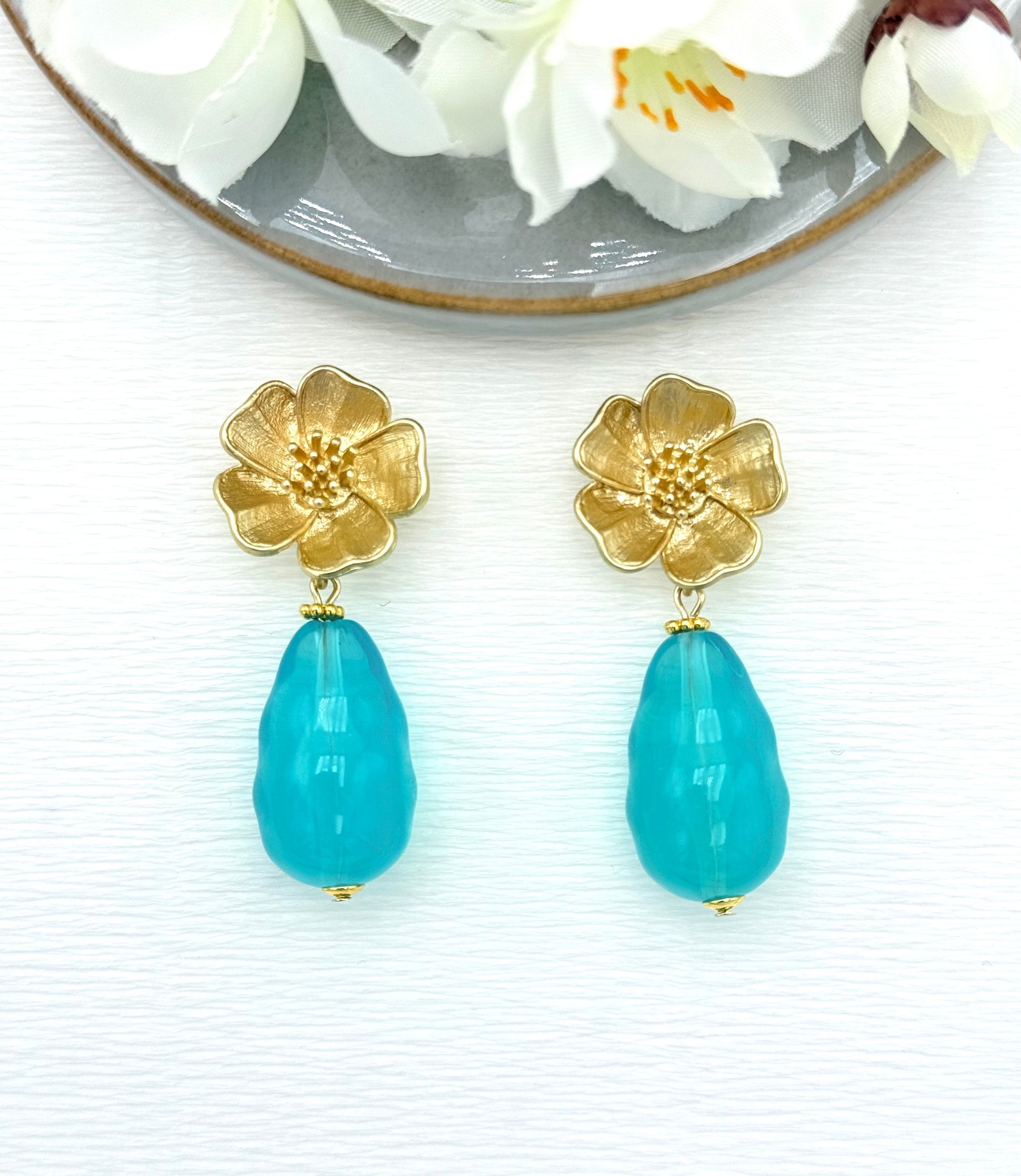 türkise Ohrringe, Ohrringe türkis, Ohrringe mit Anhänger, Modeschmuck Ohrringe, hochwertiger Modeschmuck, Onlineshop Ohrringe, Statementohrringe, klassische Ohrringe, Julilein Ohrringe, Ohrringe mit Blumen, auffällige Ohrringe, Blumenohrringe, 