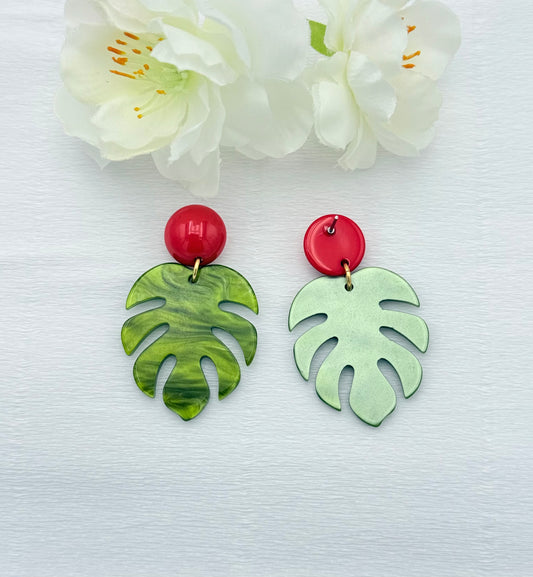 Ohrringe mit Monstera-Blatt und rotem Stecker