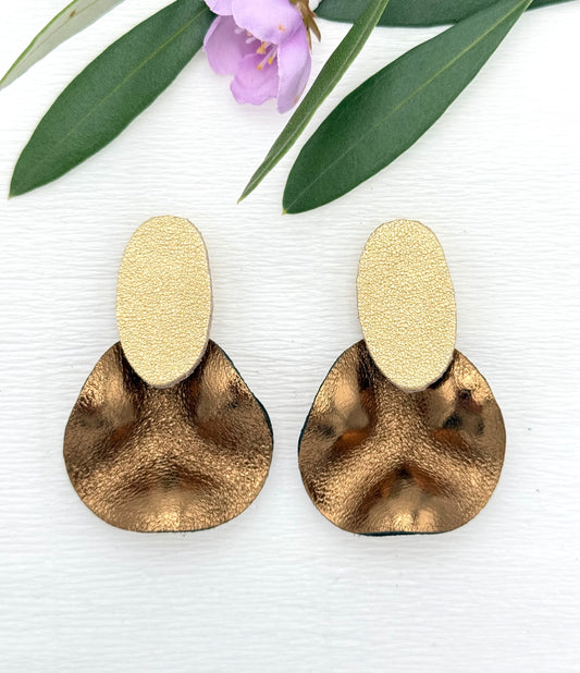 Edle Statementohrringe in glänzendem Gold aus feinstem Leder