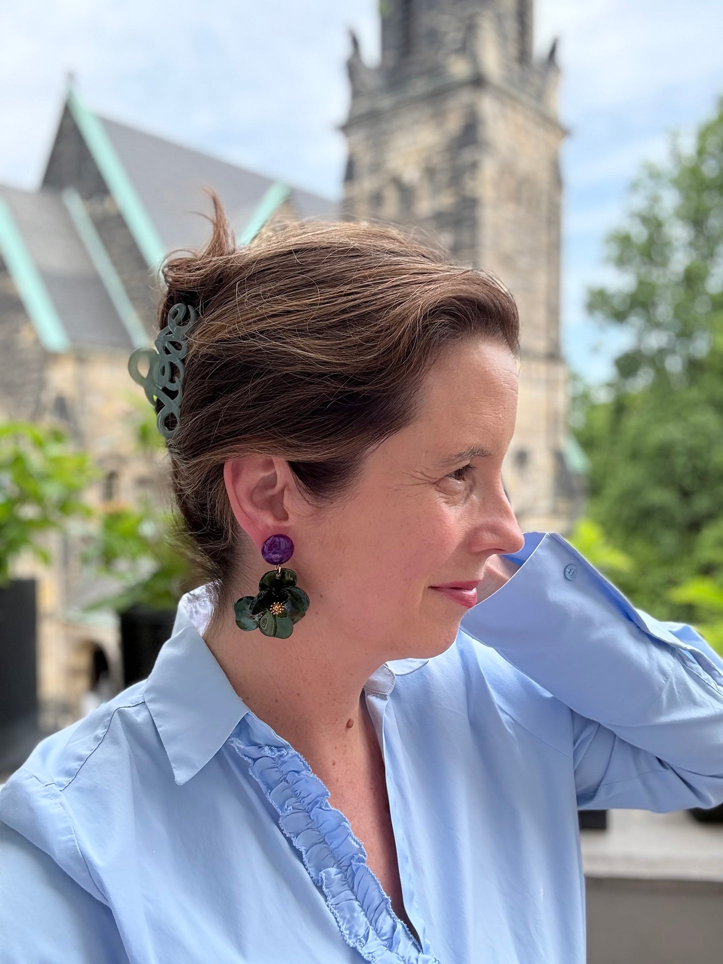 Lila Ohrringe mit großem Statement-Blumenanhänger