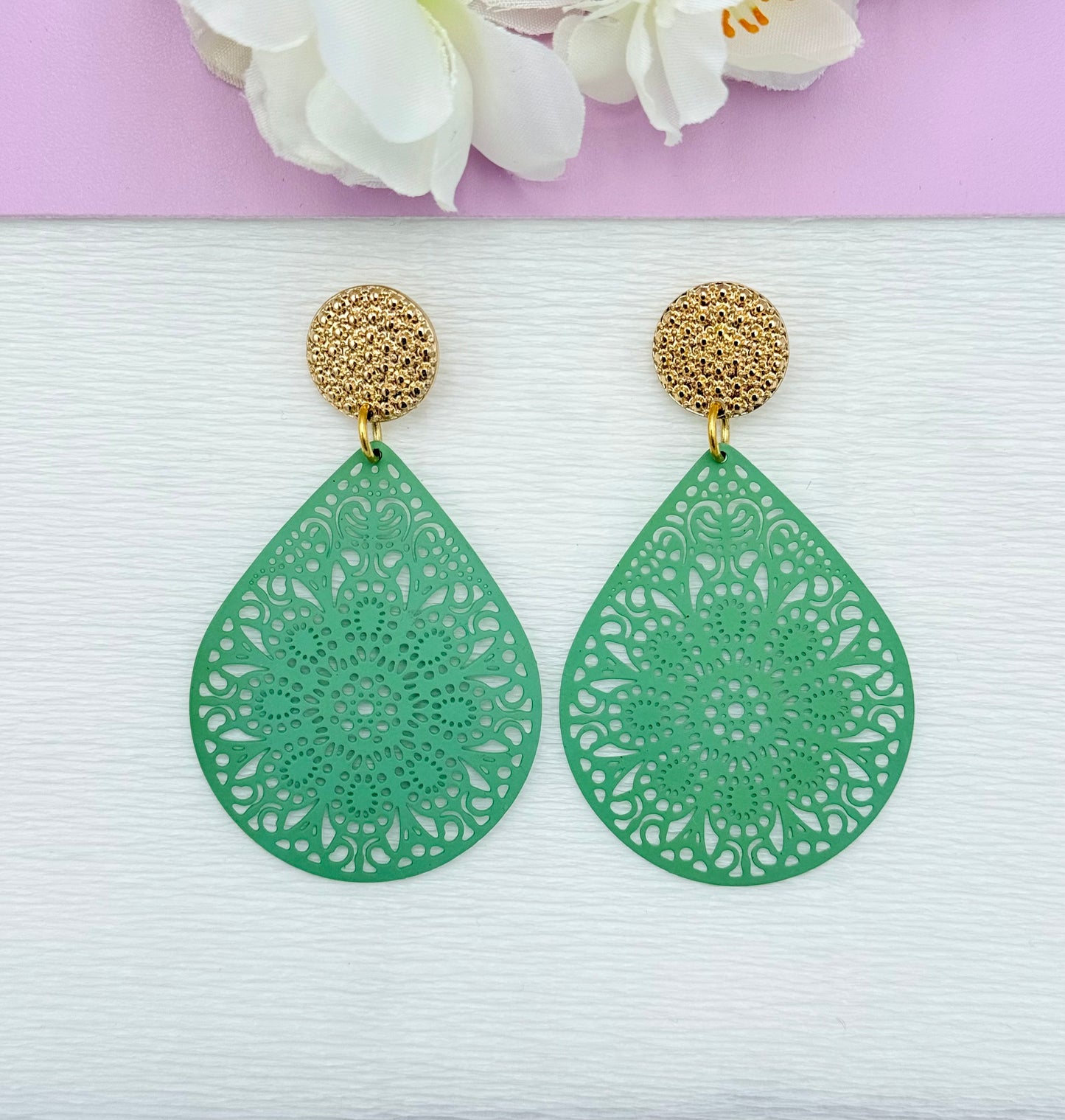 Grüne Ohrringe, Ohrringe grün, Ohrringe mit Anhänger, Modeschmuck Ohrringe, hochwertiger Modeschmuck, Onlineshop Ohrringe, Statementohrringe, klassische Ohrringe, Julilein Ohrringe, leichte Ohrring