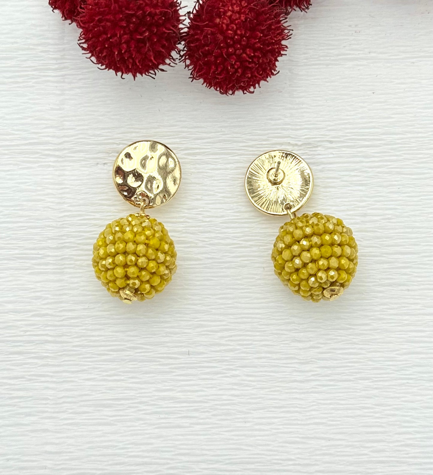 Goldene Ohrring mit Kugel in senfgelb