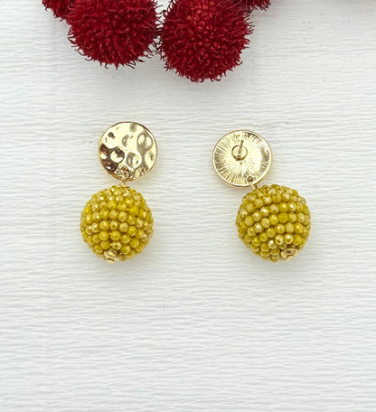 Goldene Ohrring mit Kugel in senfgelb