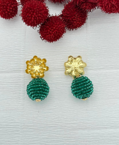 Goldene Blumenohrringe mit grüner Kristallkugel