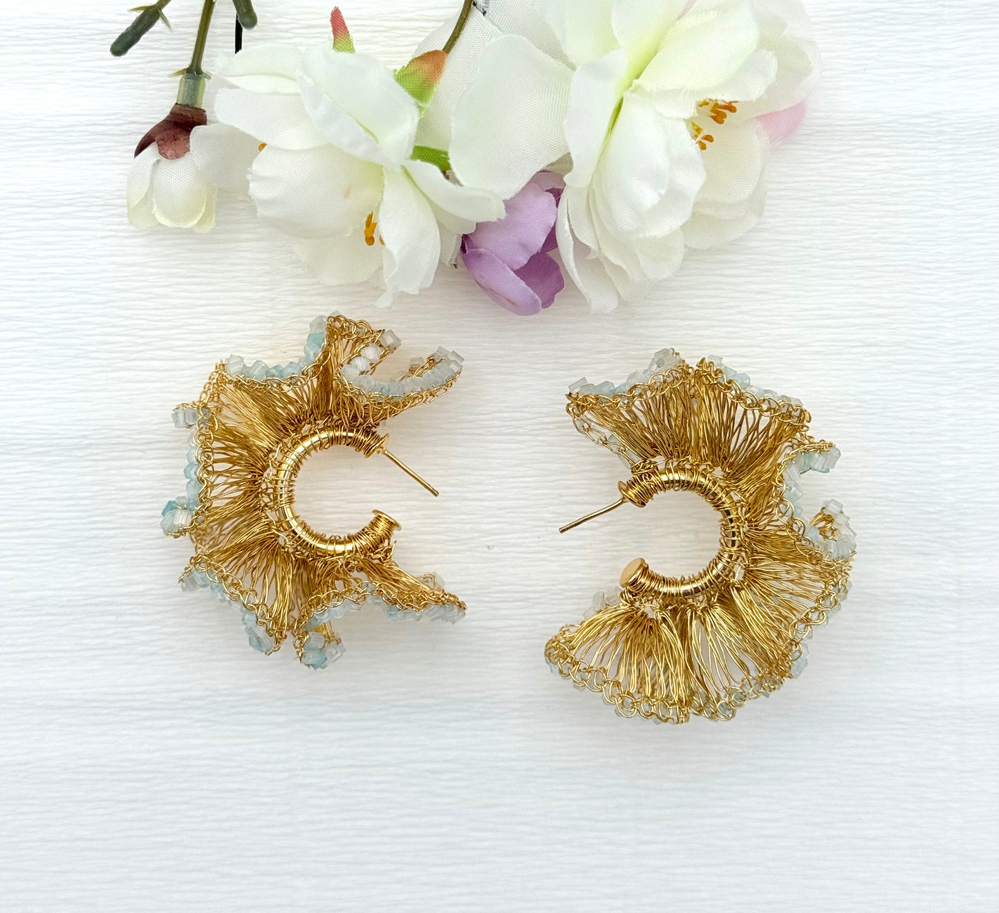 Kunstvolle Statement-Creolen in gold und hellblau
