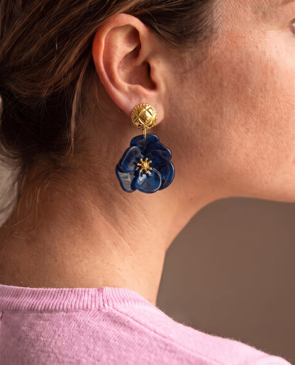 Blaue Blumenohrringe mit vergoldetem Stecker